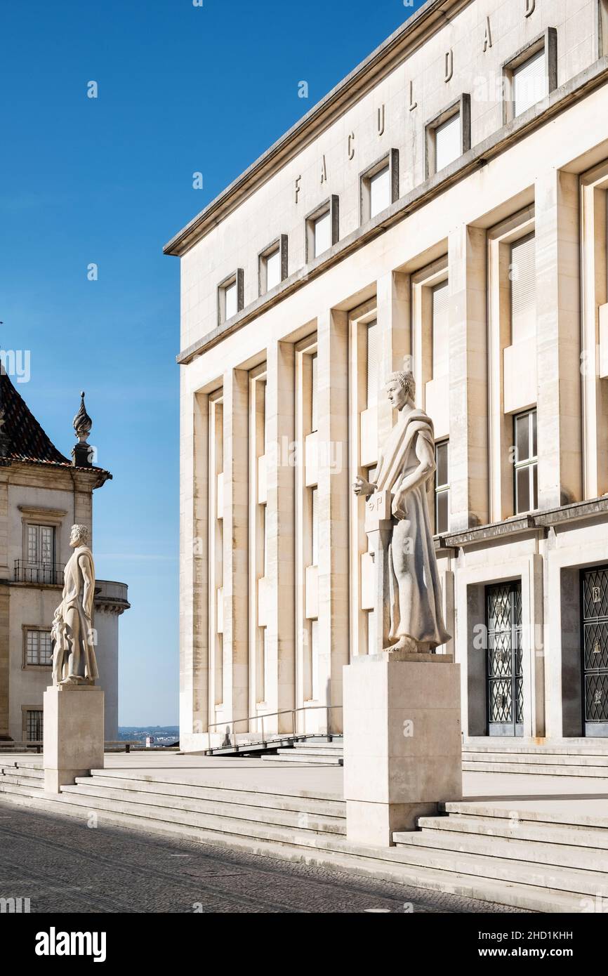 La Faculdade de Letras (Faculté des arts et des sciences humaines) à l'Université de Coimbra, Portugal.Un bâtiment moderniste de l'ère Salazar terminé en 1951 Banque D'Images