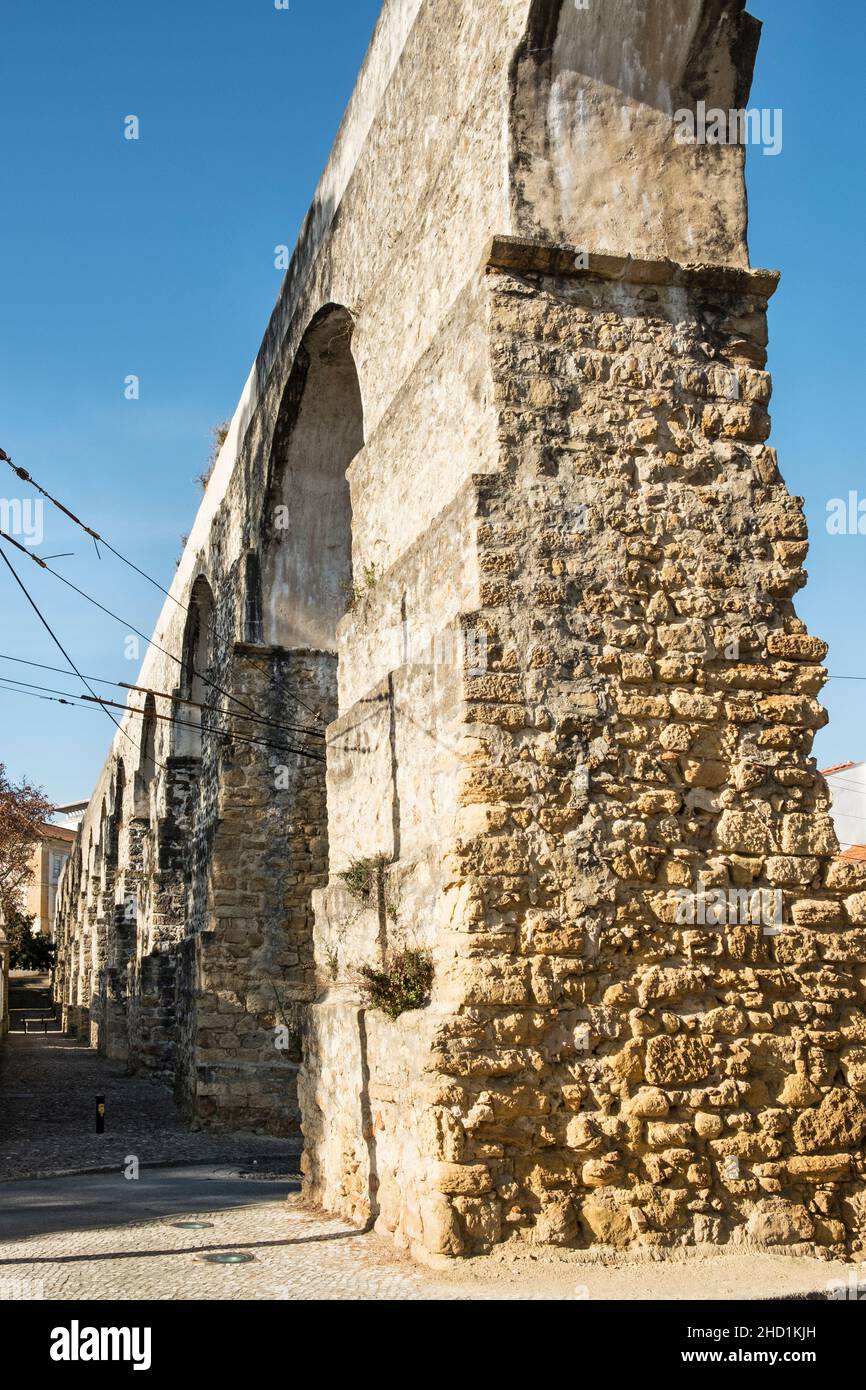 L'aqueduc de São Sebastião à Coimbra, Portugal, construit vers 1570.Également connu sous le nom de « arcos do jardim », qui se trouve à côté du jardin botanique de la ville Banque D'Images