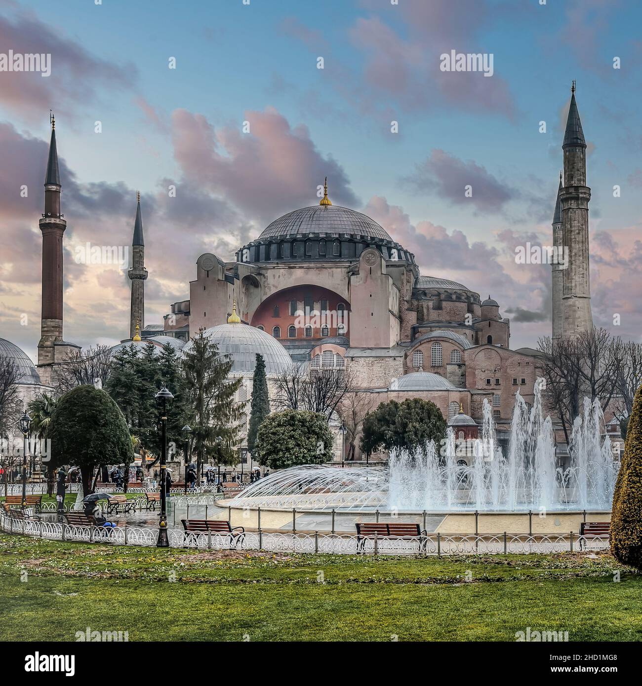 Istanbul, Turquie - 12 janvier 2013 : dôme et minarets de la mosquée Sainte-Sophie sur la place Sultanahmet sous des nuages dramatiques. Banque D'Images