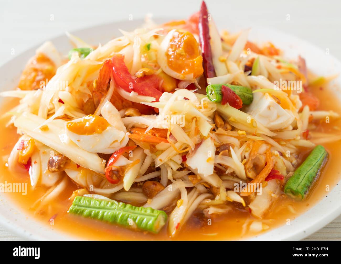 SOM Tum - salade de papaye vert épicé thaïlandais aux œufs salés - cuisine asiatique Banque D'Images