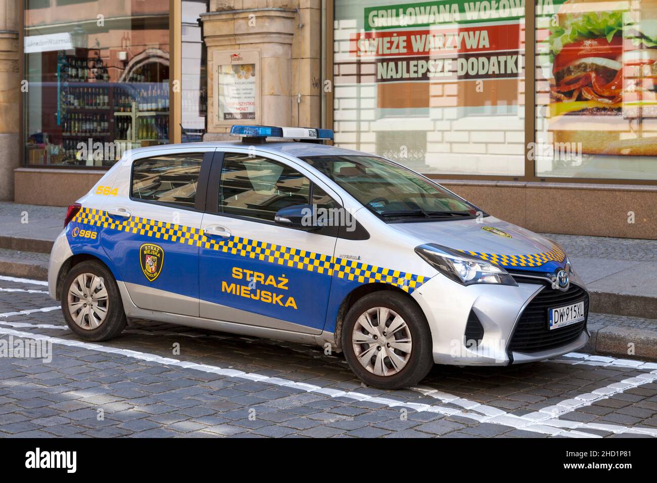 Wroclaw, Pologne - juin 05 2019 : voiture de police municipale (Straz Miejska) garée dans la vieille ville. Banque D'Images