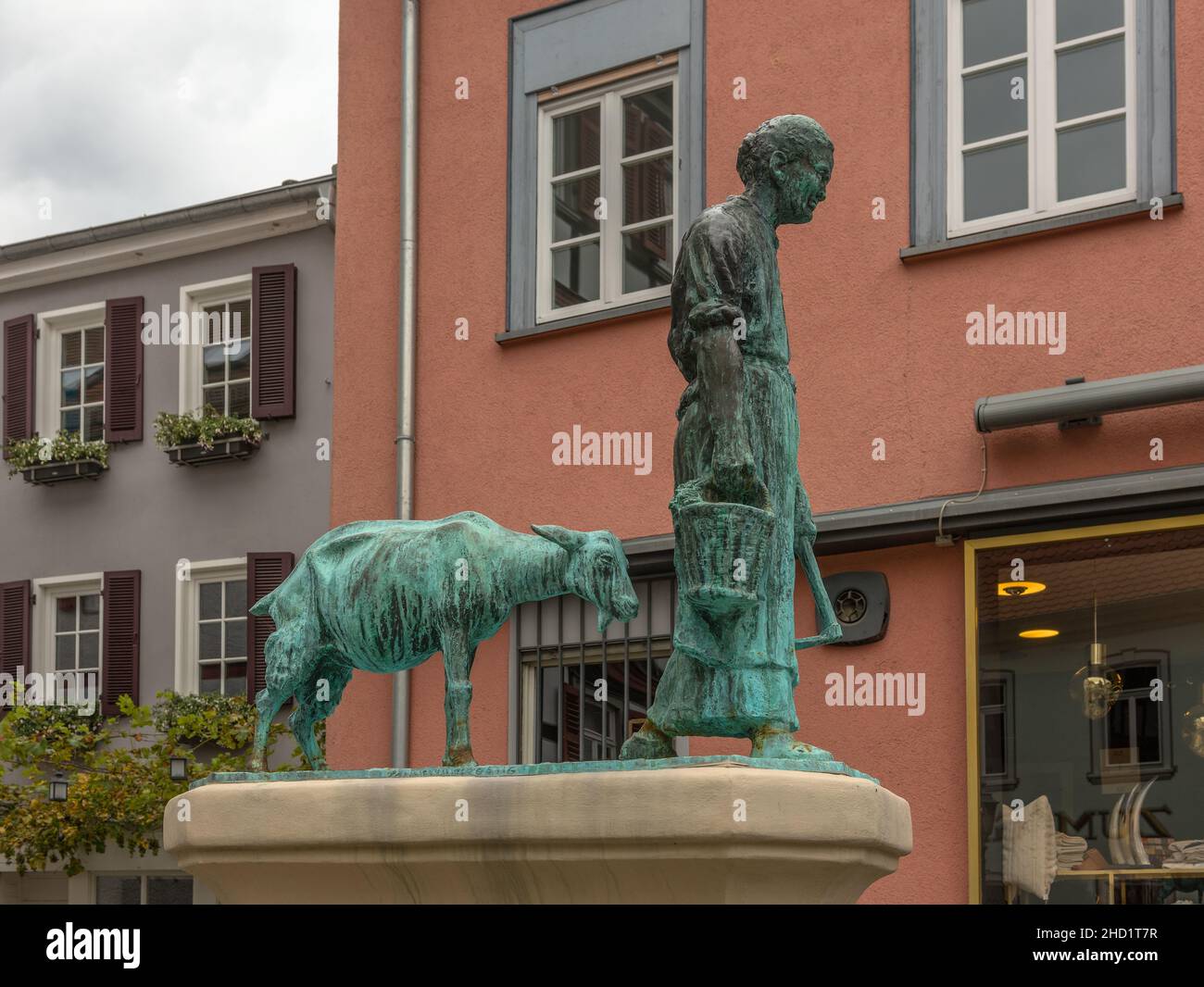 Fontaine avec sculpture dans la vieille ville historique, Kronberg im Taunus, Allemagne Banque D'Images