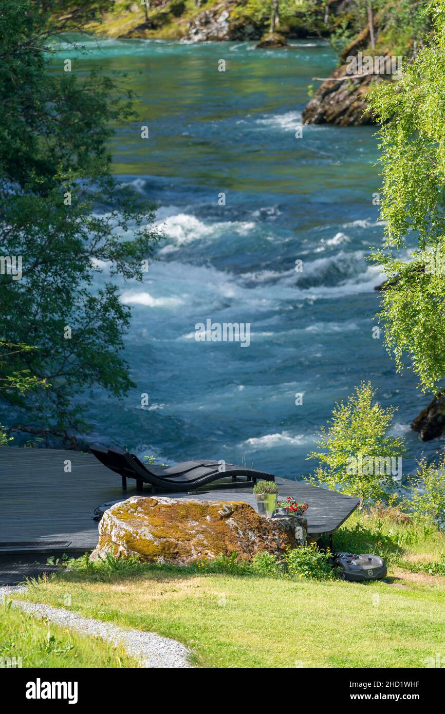 VALLDAL, NORVÈGE - 2020 JUIN 23..Solarium près de la rivière depuis l'hôtel Juvet. Banque D'Images