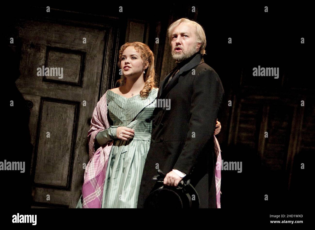 Katie Hall (Cosette), John Owen-Jones (Jean Valjean)) aux MISERABLES au Barbican Theatre, Londres EC2 14/09/2010 musique: Claude-Michel Schönberg texte: Herbert Kretzmer texte original par Alain Boubil et Jean-Marc NATEL autres documents:James Fenton basé sur le roman de Victor Hugo production originale adapté et réalisé par Trevor Nunn & John Caird Set design: Matt Kinley costumes: Andreanne Neofitou éclairage: Paule Constable réalisateurs: Laurence Connor & James Powell Banque D'Images