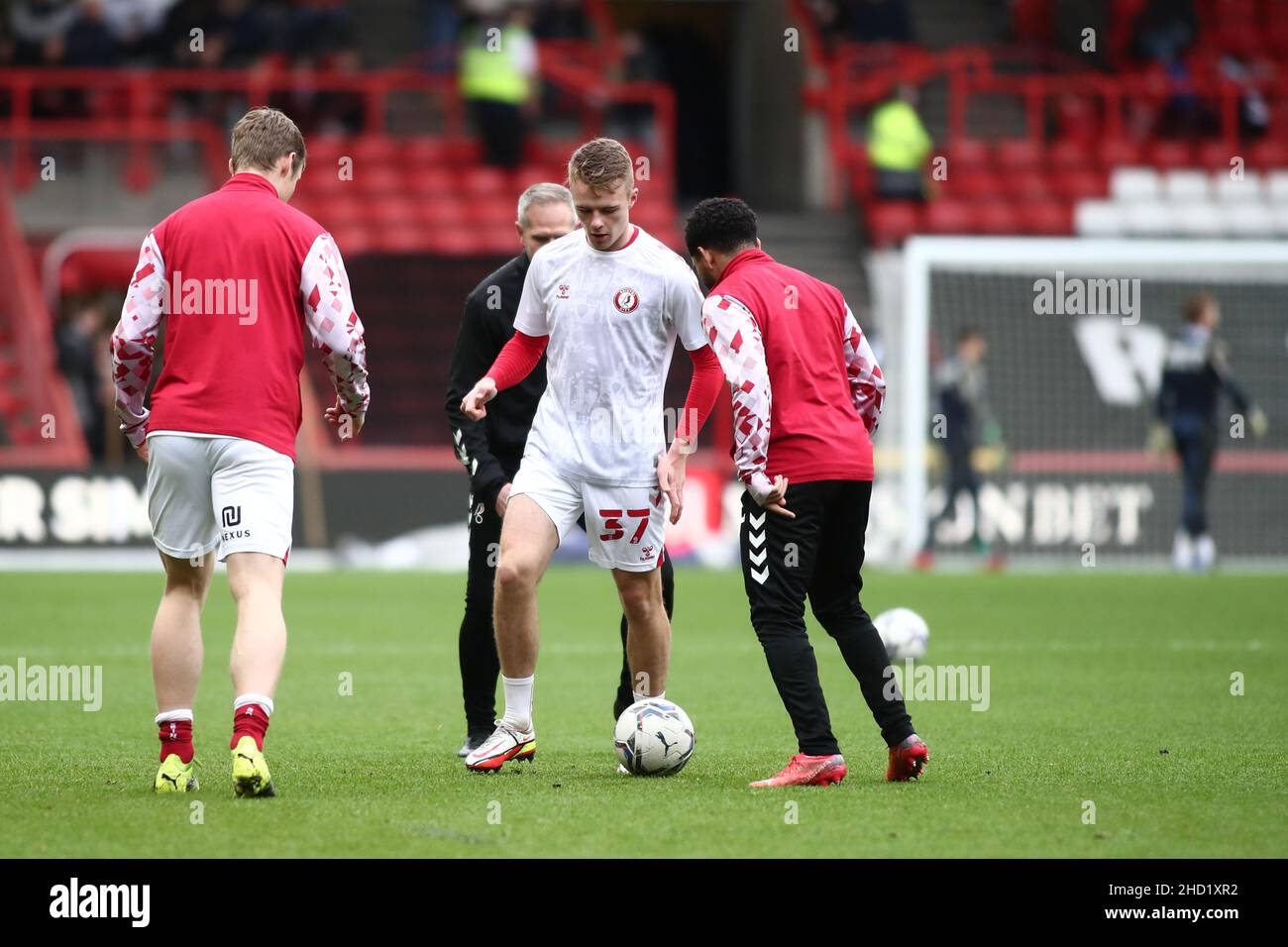 BRISTOL, ROYAUME-UNI.2nd JANV. Rob Atkinson (à gauche), Tommy Conway (au centre) et Jay Dasilva de Bristol City photographiés lors de l'échauffement avant le match du championnat Sky Bet entre Bristol City et Millwall à Ashton Gate, Bristol, le dimanche 2nd janvier 2022.(Crédit : Kieran Riley | INFORMATIONS MI) crédit : INFORMATIONS MI et sport /Actualités Alay Live Banque D'Images