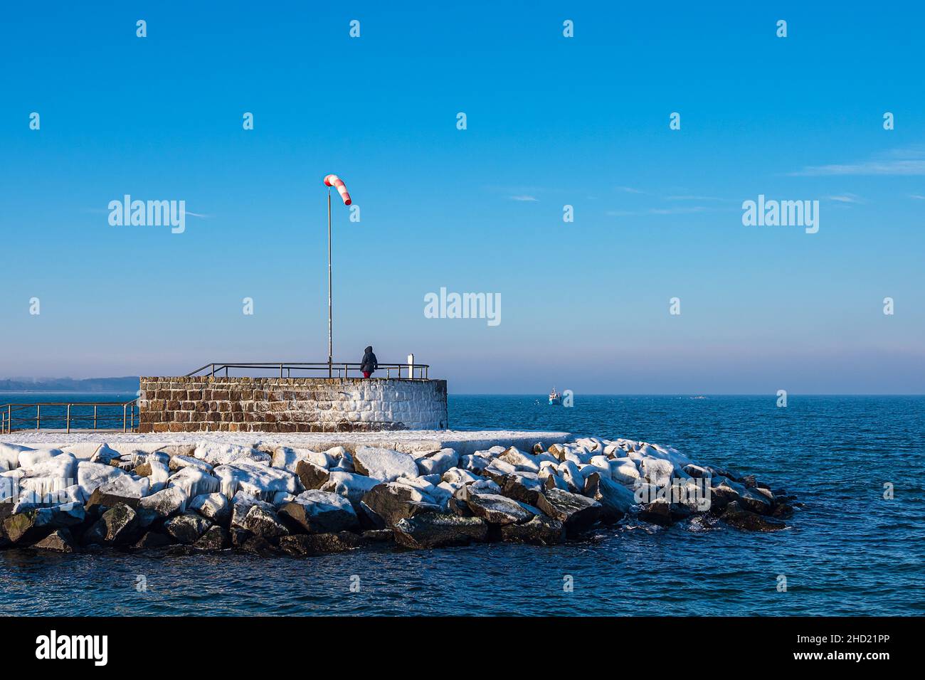 Mole sur les rives de la mer Baltique en hiver à Warnemuende, en Allemagne. Banque D'Images