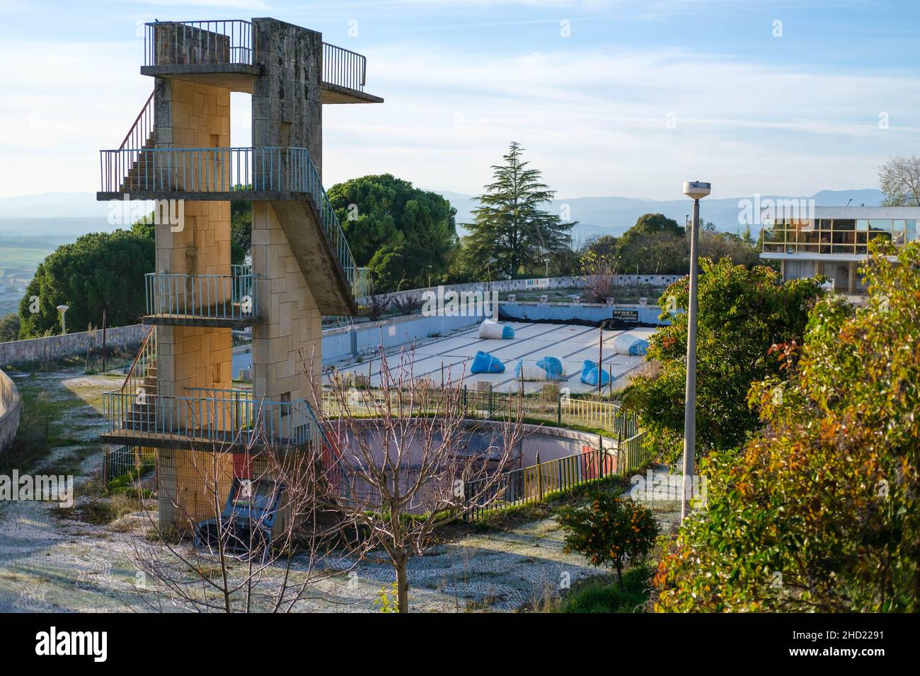 Castelo Branco, Portugal - décembre 31 2021 : tour de plongée et piscine abandonnée à Castelo Branco Portugal Banque D'Images