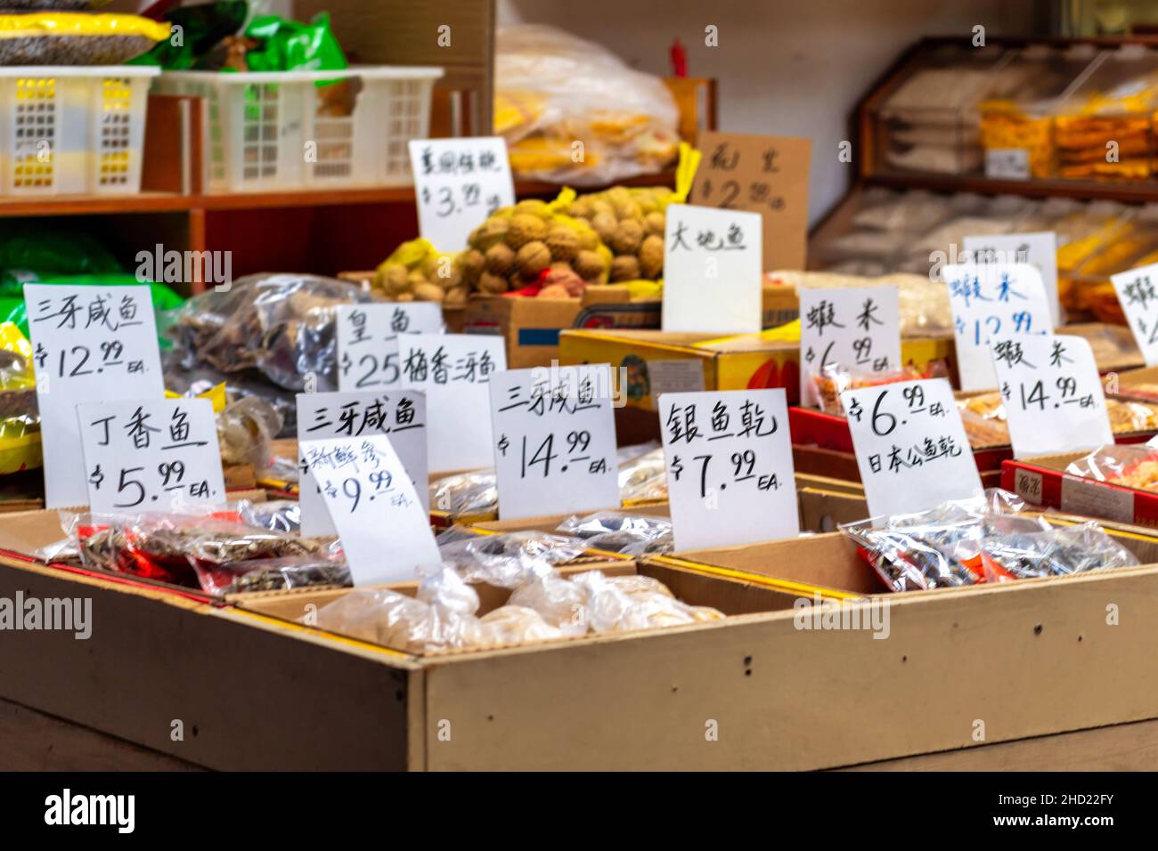 Les prix manuscrits des produits alimentaires dans une entreprise située dans le quartier de Chinatown.2 janvier 2022 Banque D'Images