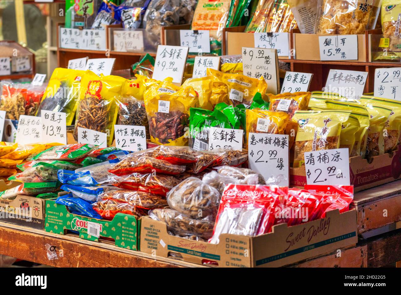 Les prix manuscrits des produits alimentaires dans une entreprise située dans le quartier de Chinatown. 2 janvier 2022 Banque D'Images