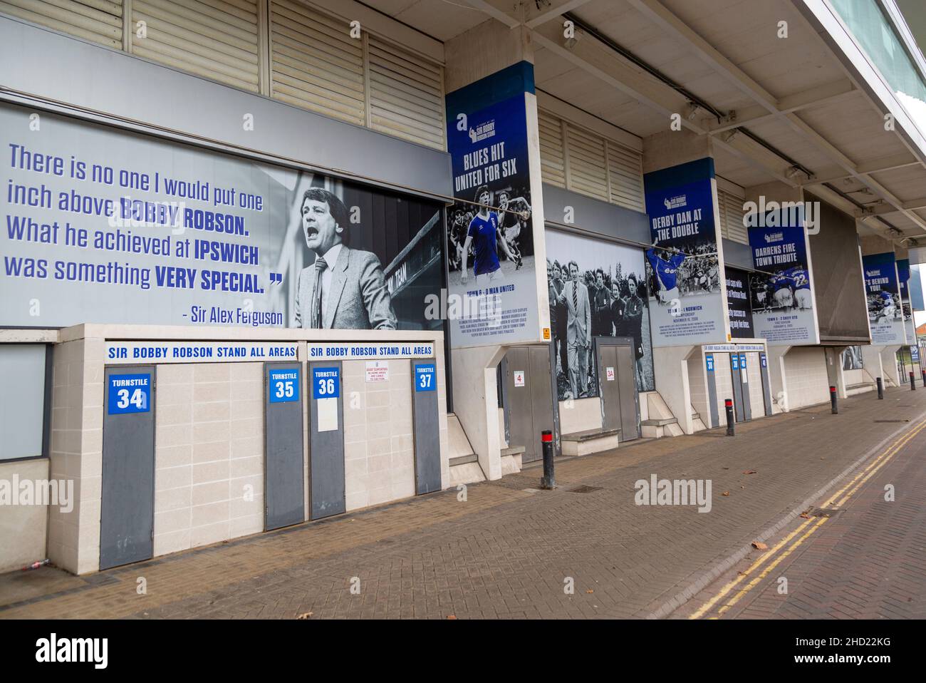 Bannières célébrant l'histoire du club de football d'Ipswich Town, stand Sir Bobby Robson, Portman Road, Ipswich, Suffolk, Angleterre,ROYAUME-UNI Banque D'Images