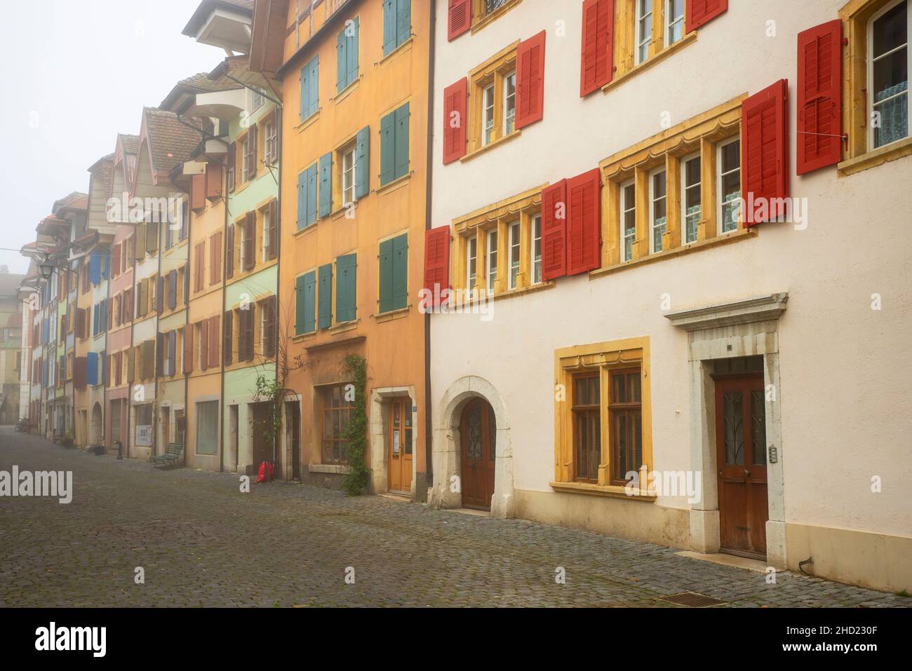 Rue de la Neuville, située sur les rives du lac Biel.Canton de Berne, Suisse. Banque D'Images