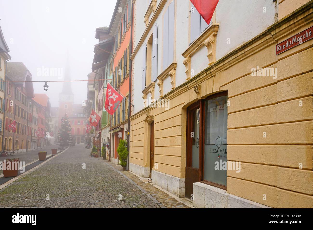 Rue du marché dans la ville médiévale de la Neuville, située sur les rives du lac de Biel.Canton de Berne, Suisse. Banque D'Images