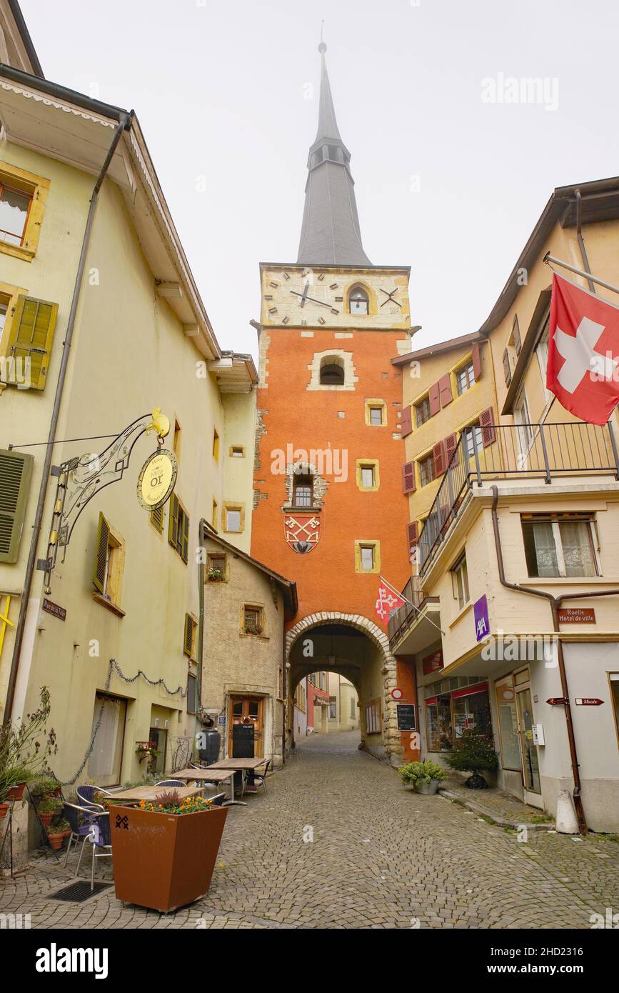 Tour rouge dans la ville médiévale de la Neuville, située sur les rives du lac de Biel.Canton de Berne, Suisse. Banque D'Images