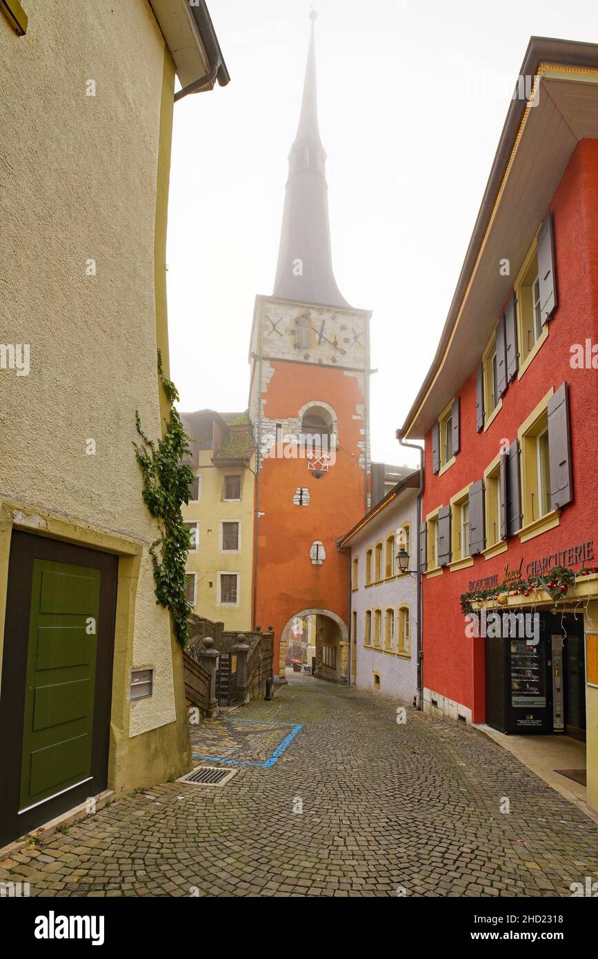 Tour rouge dans la ville médiévale de la Neuville, située sur les rives du lac de Biel.Canton de Berne, Suisse Banque D'Images