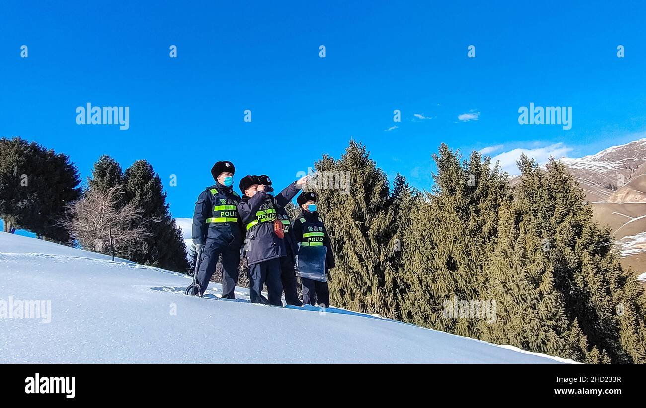 YILI, CHINE - le 1 JANVIER 2022 - patrouille de police dans la neige à la frontière chinoise le 1 janvier 2022 à Yili, province du Xinjiang, Chine. Banque D'Images