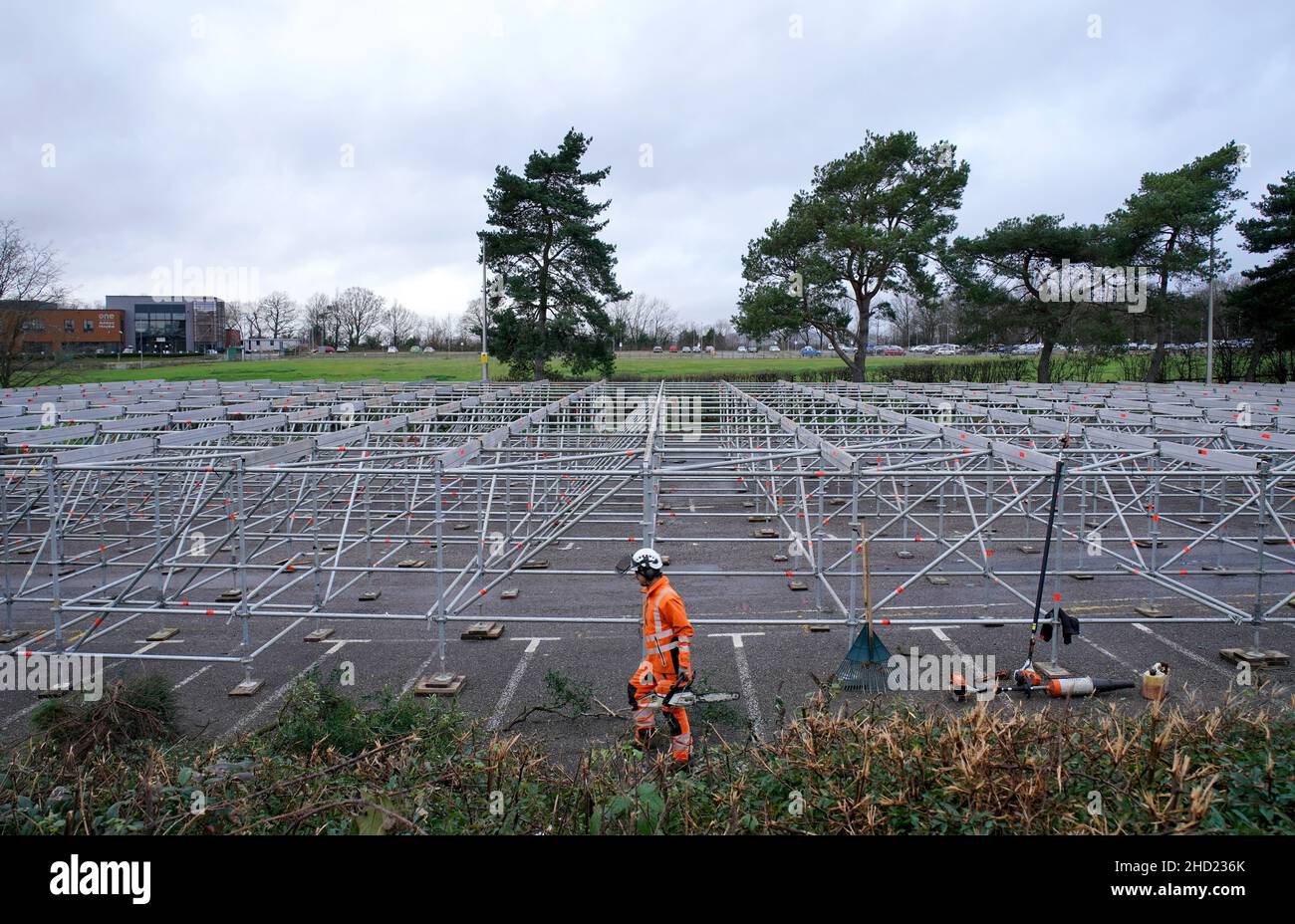 Des ouvriers de la construction à l'hôpital William Harvey d'Ashford, dans le Kent, tandis que la construction d'un centre d'expansion Nightingale se poursuit.Le NHS met en place de nouveaux « centres d'urgence » Nightingale dans les hôpitaux de toute l'Angleterre, alors qu'il se met sur une « base de guerre » pour se préparer à une vague potentielle d'admissions à l'hôpital d'Omicron.Date de la photo: Lundi 2 janvier 2022. Banque D'Images