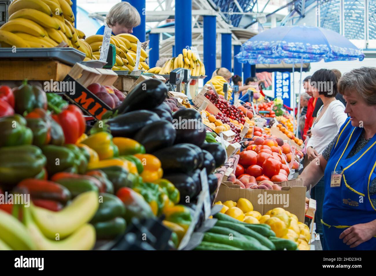 Minsk, Bélarus - 25 juin 2011 : négociation de lignes de marché de Komarovsky dans le centre de Minsk.Légumes, fruits.Les clients choisissent des marchandises. Banque D'Images