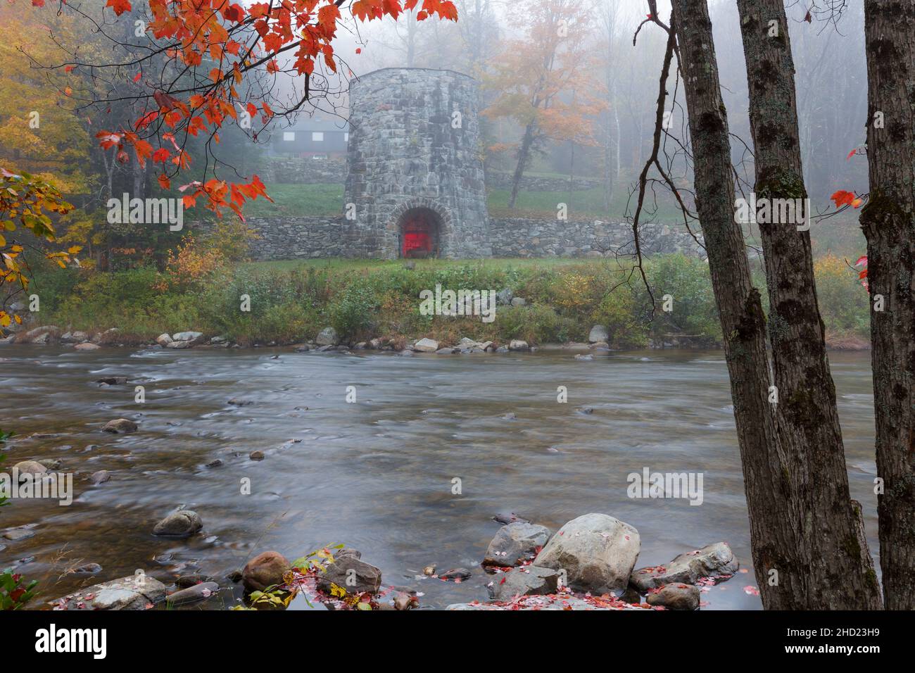 Four à fer de pierre à Franconia, New Hampshire, un matin d'automne brumeux tôt.Construit avec du granit local, c'est le seul haut fourneau encore standi Banque D'Images