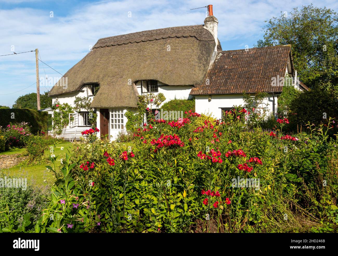 Jolie maison de campagne indépendante et jardin Cherhill, Wiltshire, Angleterre, Royaume-Uni Banque D'Images