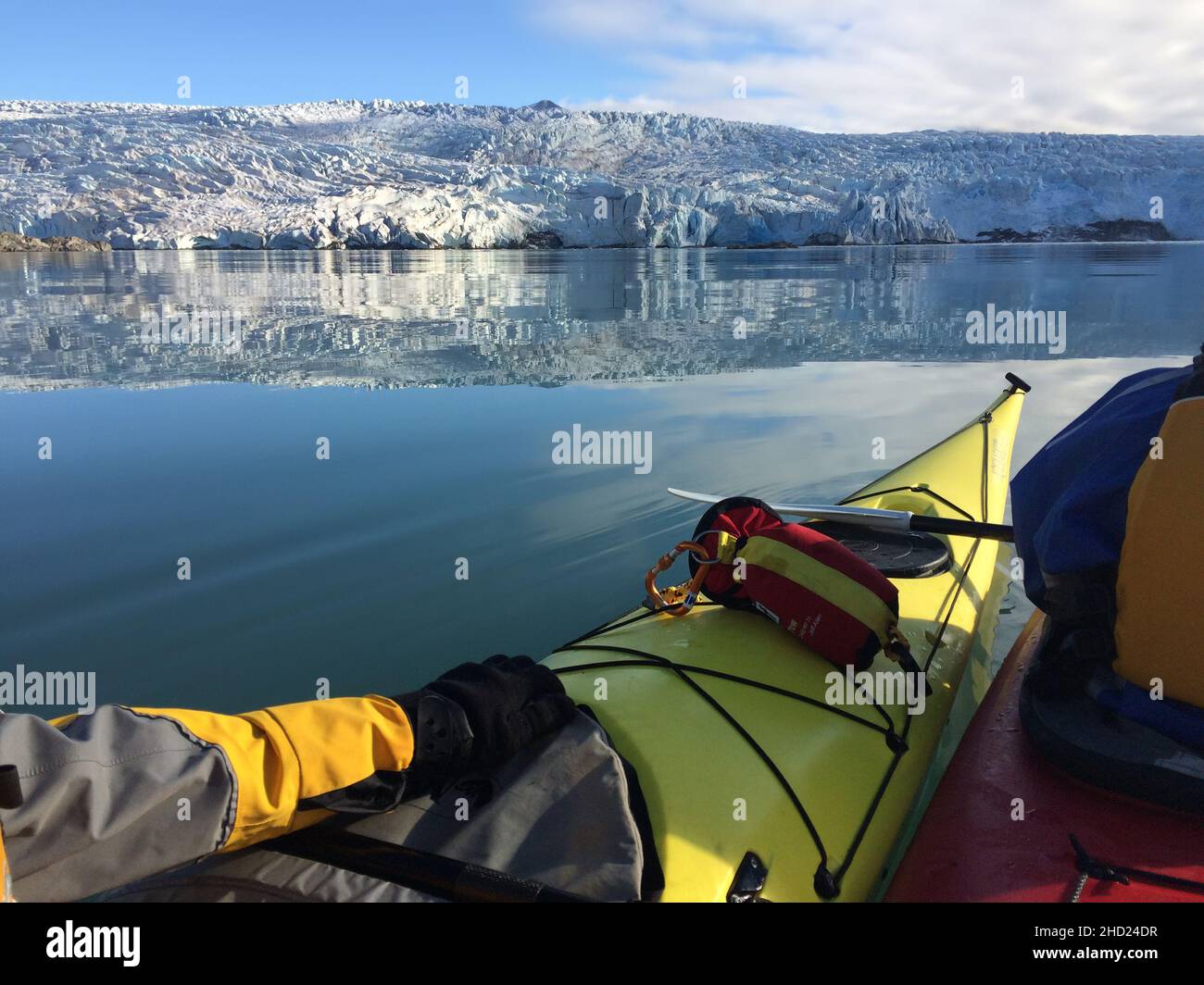 Kayak en face du glacier Nordenskiold.Billefjorden, Svalbard, Spitsbergen, Norvège Banque D'Images