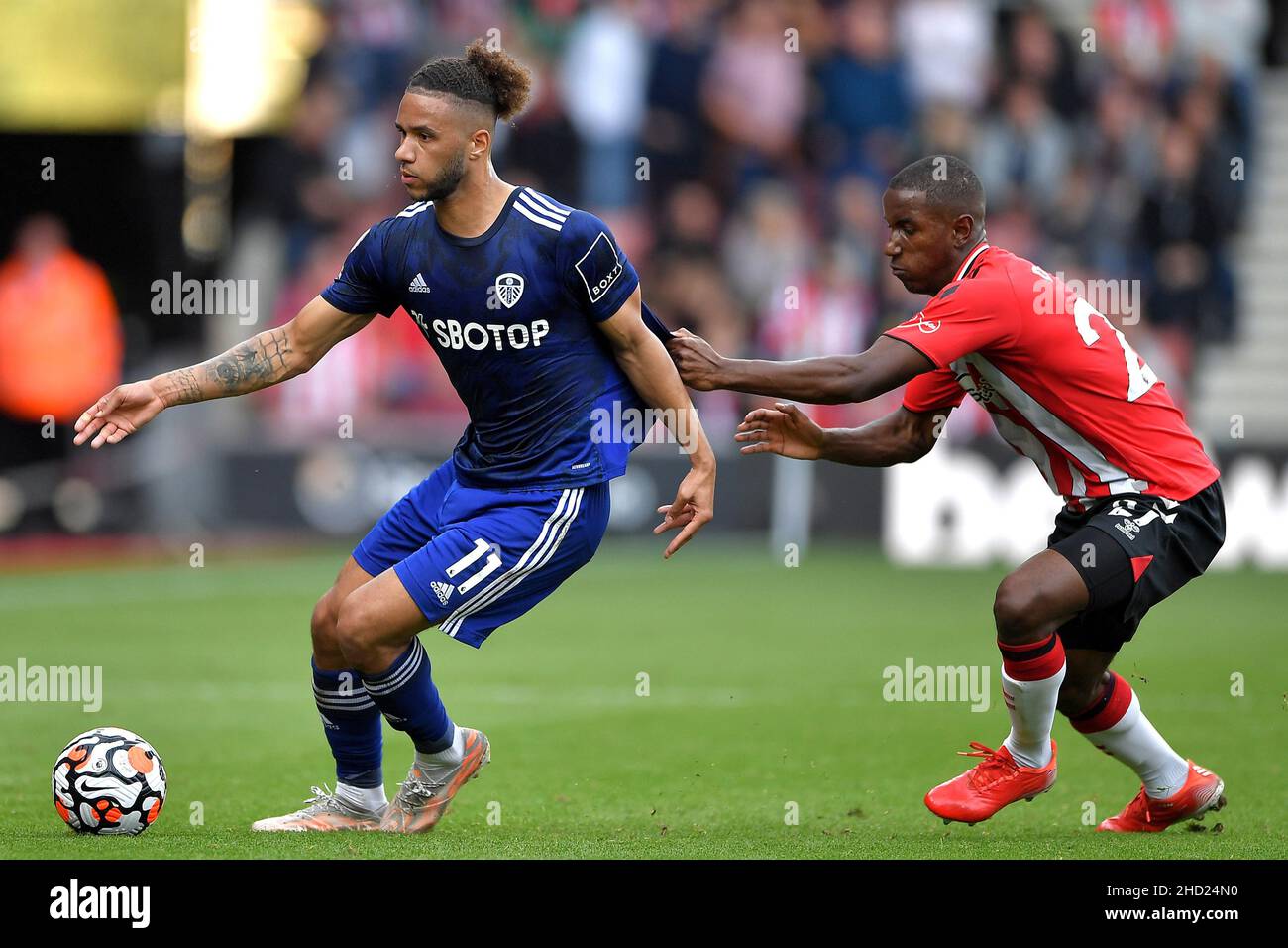 Tyler Roberts de Leeds United et Ibrahima Diallo de Southampton - Southampton v Leeds United, Premier League, St Mary's Stadium, Southampton, Royaume-Uni - 16th octobre 2021 utilisation éditoriale uniquement - des restrictions DataCo s'appliquent Banque D'Images