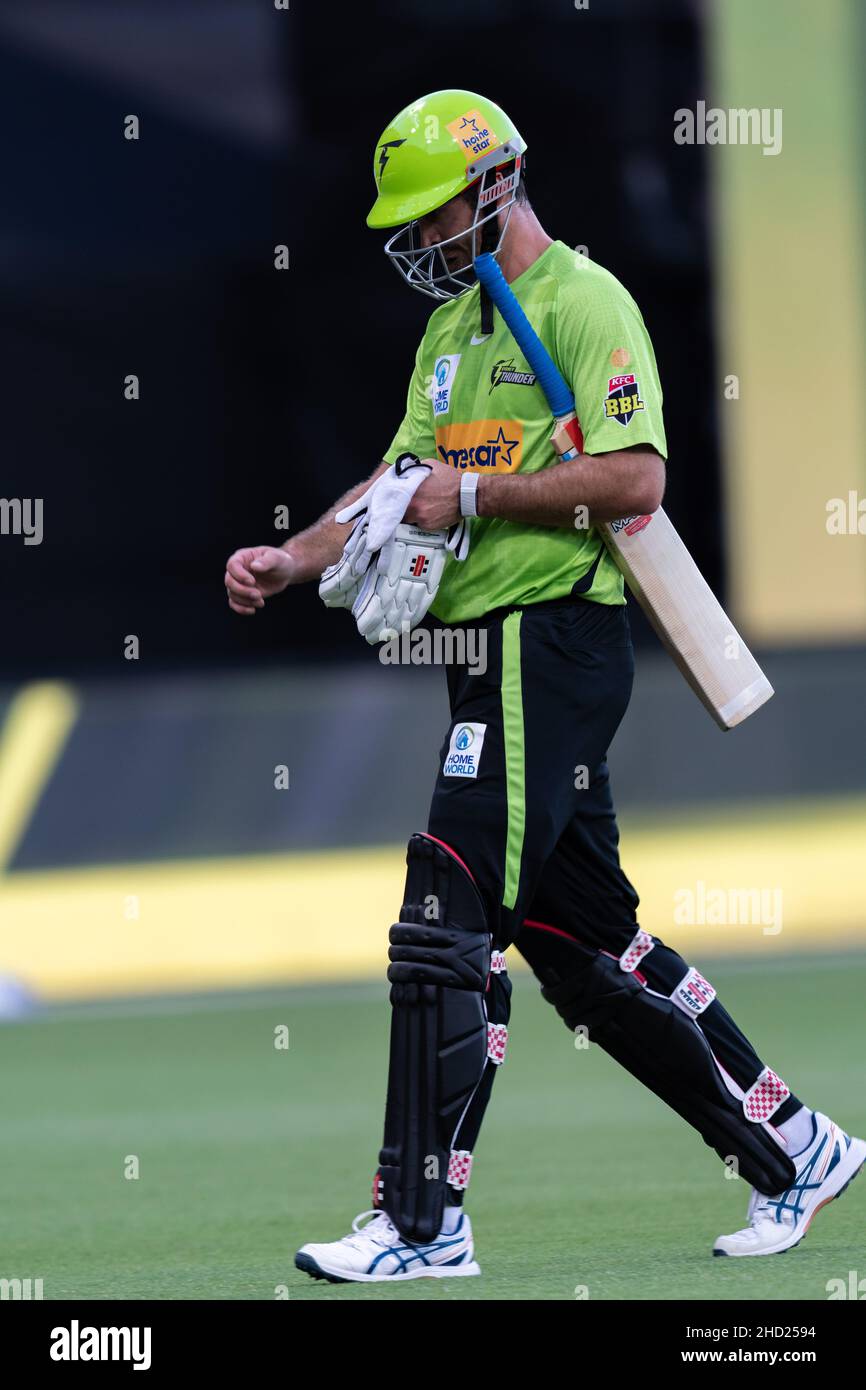 Sydney, Australie.02nd janvier 2022.Ben Cutting du tonnerre part du champ après avoir été congédié par Wes Agar des grévistes pendant le match entre les grévistes de Sydney Thunder et d'Adélaïde au Sydney Showground Stadium, le 02 janvier 2022, à Sydney, en Australie.(Usage éditorial seulement) Credit: Izhar Ahmed Khan/Alamy Live News/Alamy Live News Banque D'Images