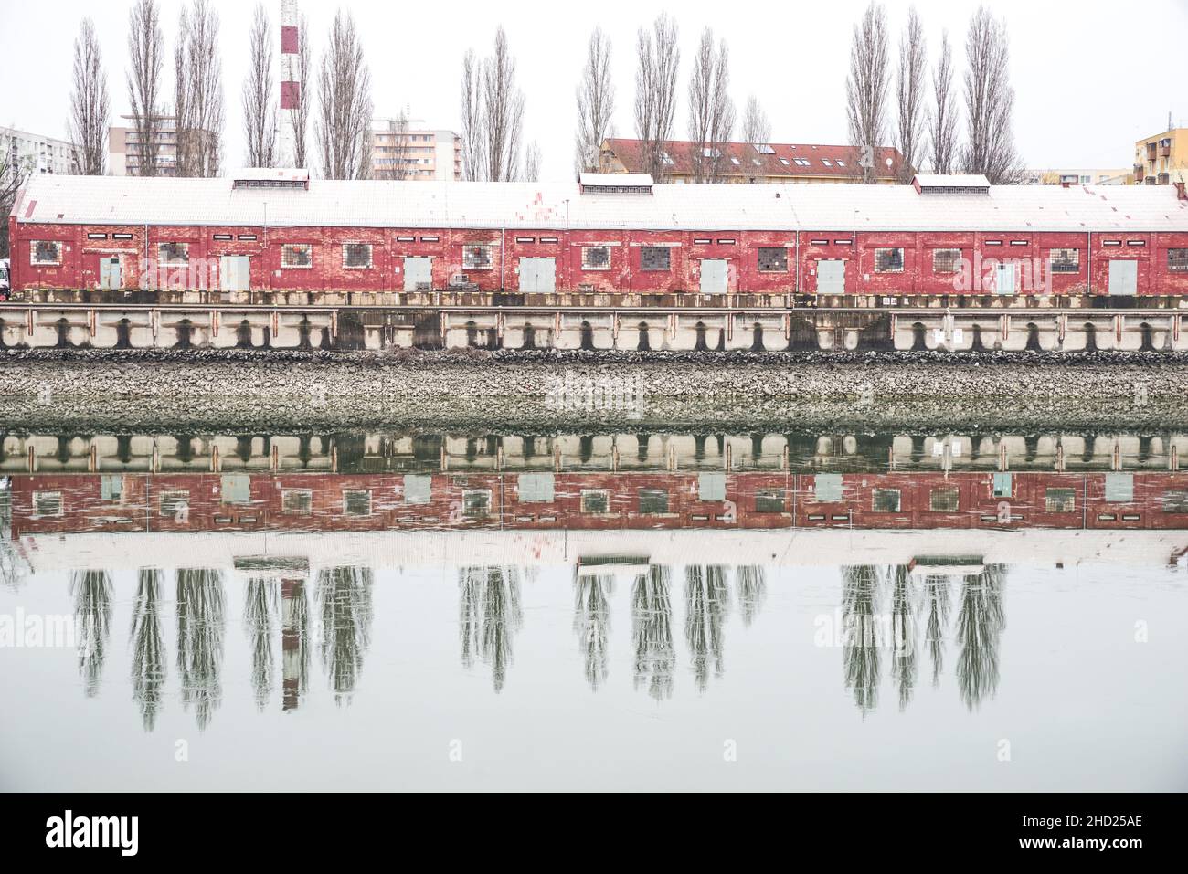 Vue hivernale sur les anciens entrepôts le long du canal du Danube dans le chantier naval de Komarno, Slovaquie Banque D'Images