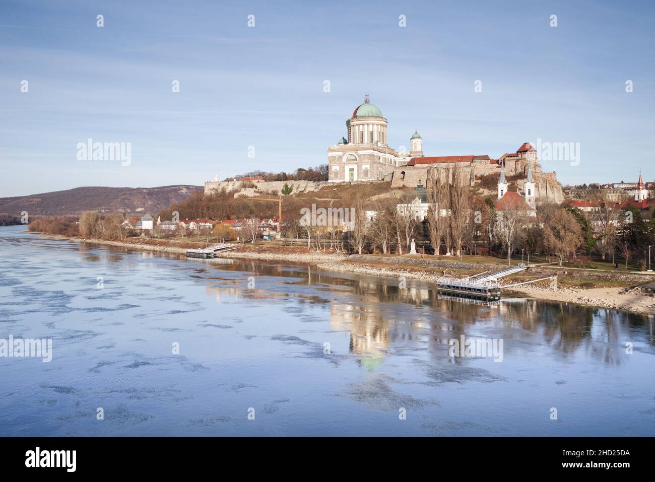 Vue sur la basilique d'Esztergom en Hongrie depuis le pont Maria Valeria sur le Danube Banque D'Images