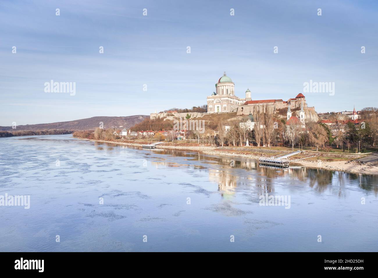 Vue sur la basilique d'Esztergom en Hongrie depuis le pont Maria Valeria sur le Danube Banque D'Images