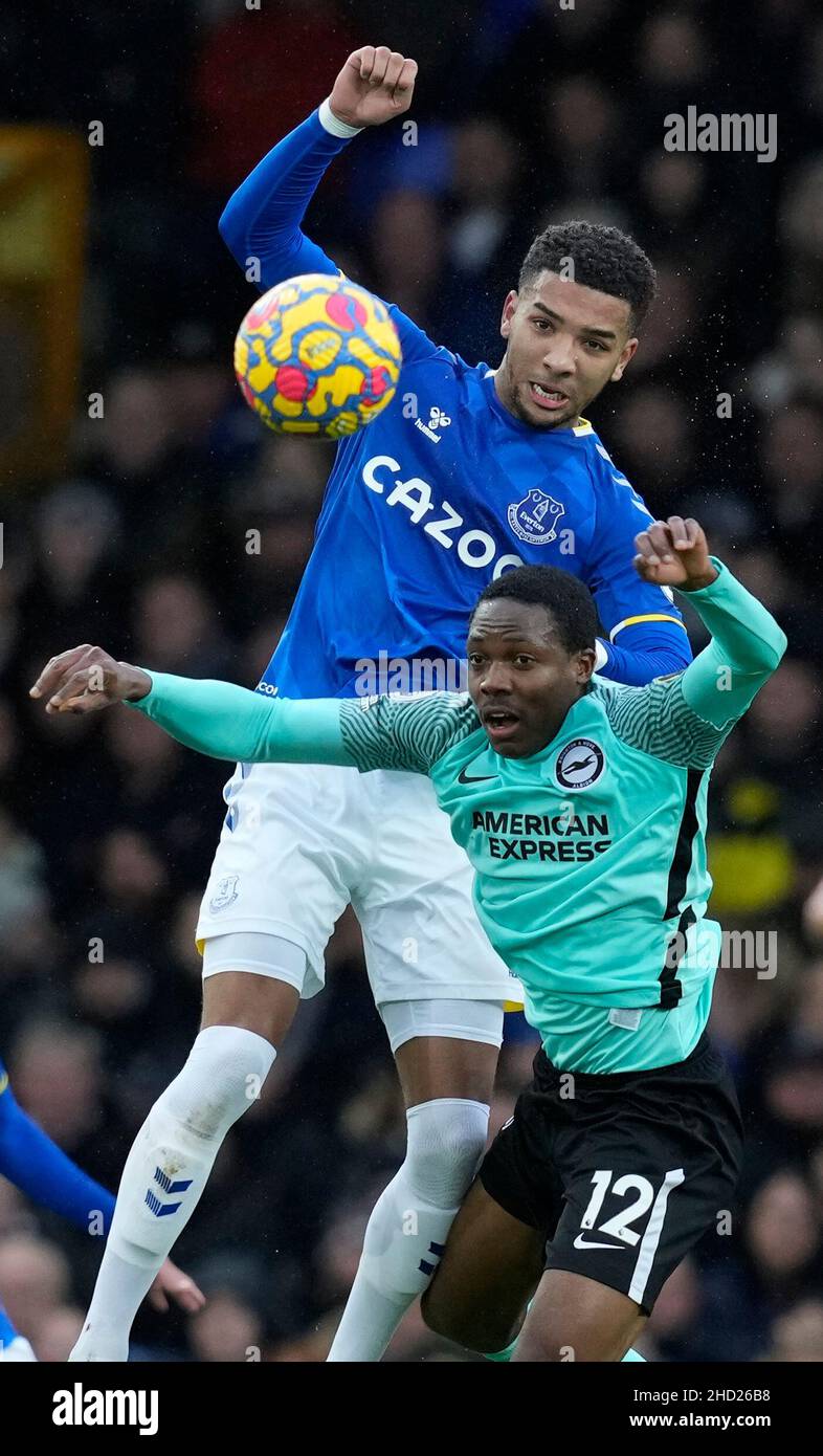 Liverpool, Royaume-Uni.2nd janvier 2022.Mason Holgate d'Everton s'élève au-dessus d'Enock Mwepu de Brighton lors du match de la Premier League à Goodison Park, Liverpool.Crédit photo à lire: Andrew Yates/Sportimage crédit: Sportimage/Alamy Live News crédit: Sportimage/Alamy Live News Banque D'Images