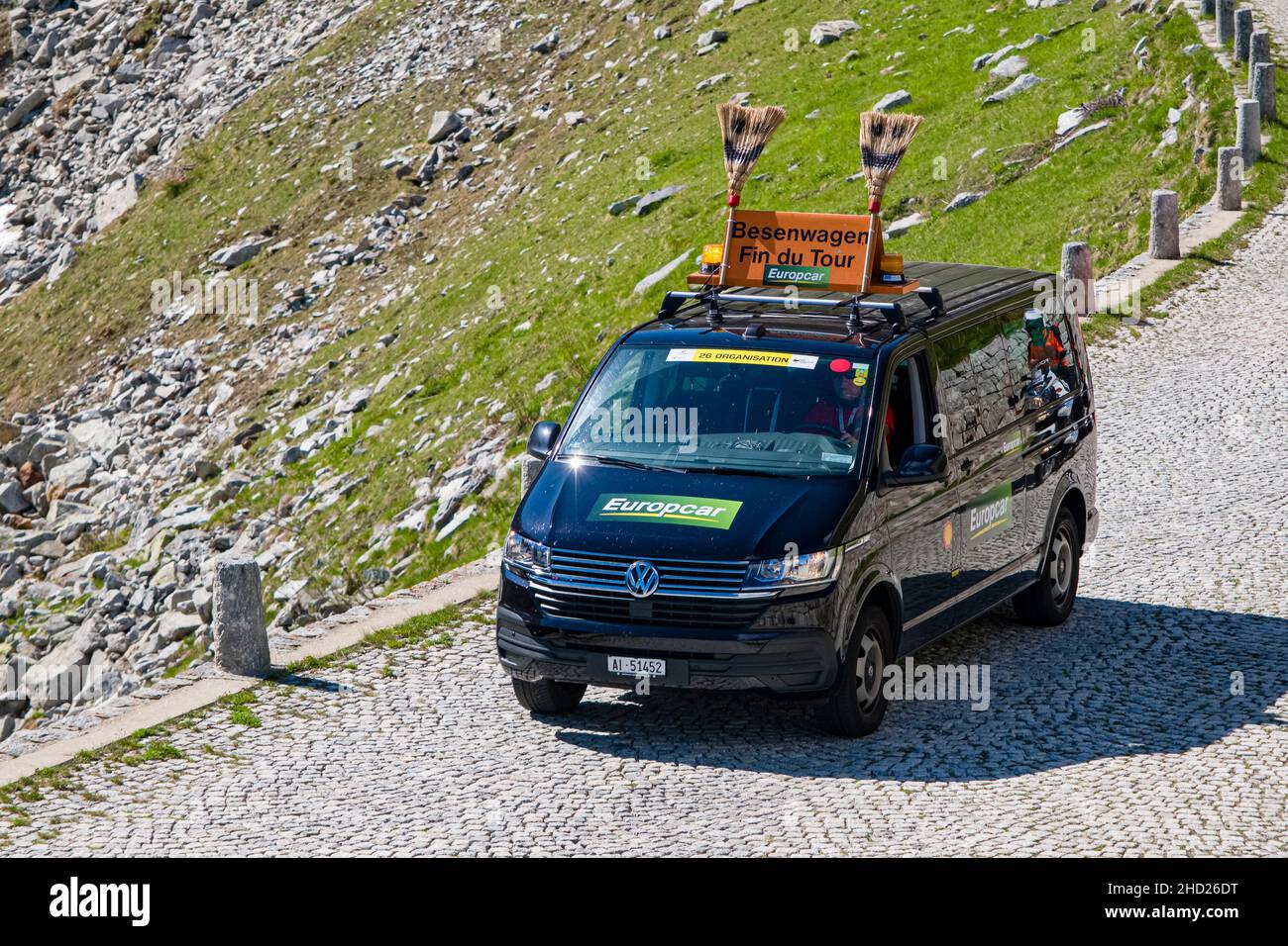 Le Besenwagen, le wagon Broom, le dernier véhicule de la course, conduisant le haut de la Tremola San Gottardo au Tour de Suisse 2021. Banque D'Images