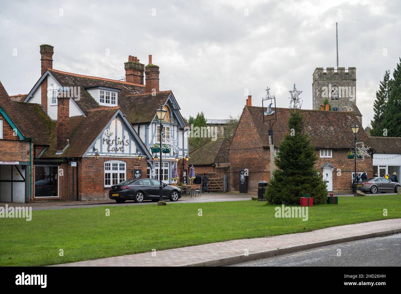 Les gens à Chalfont St. Giles village.Décorations de fête et sapin de Noël sur le green.Buckinghamshire, Angleterre, Royaume-Uni. Banque D'Images