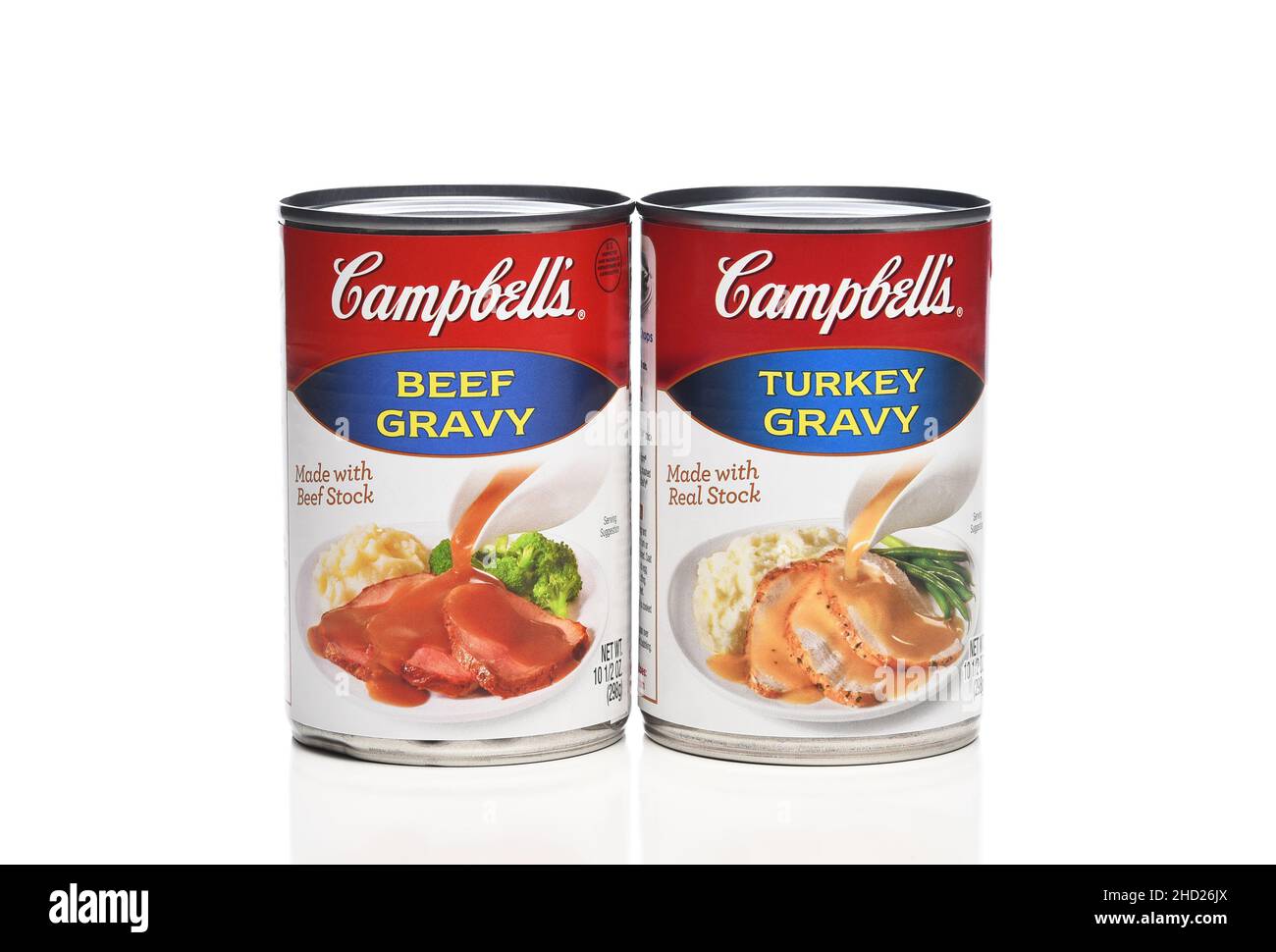 IRVINE, CALIFORNIE - 1 JANVIER 2022 : deux boîtes de Campbells de bœuf et de sauce à la dinde. Banque D'Images