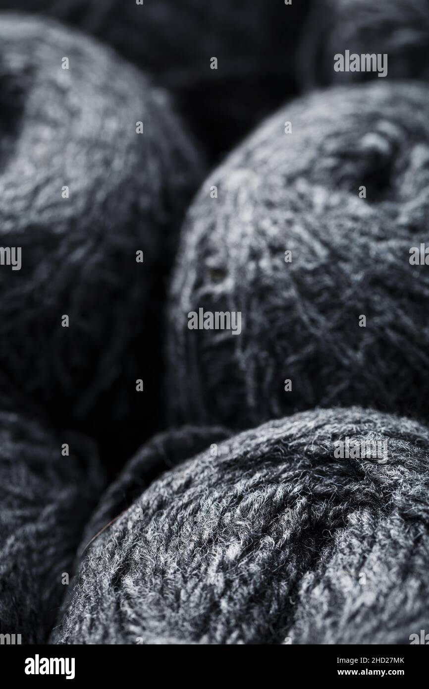 Fils gris en laine naturelle en billes de fils.Gros plan Banque D'Images
