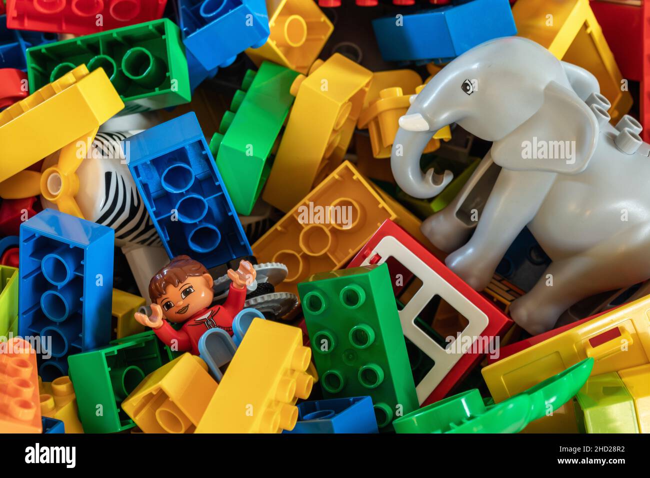 Un assortiment de briques de construction Bright coloré Duplo / Lego pour enfants.Angleterre, Royaume-Uni Banque D'Images