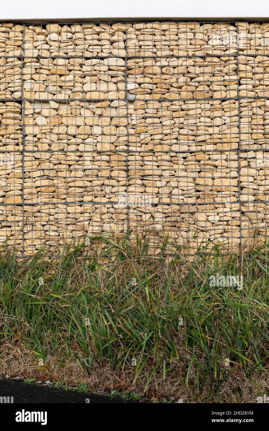 Gros plan sur un mur de panier en pierre de Gabion et de  l'herbe.Angleterre, Royaume-Uni Photo Stock - Alamy