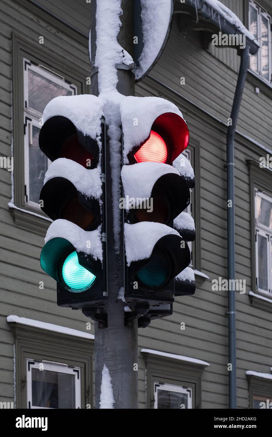 Proche-uo de la lumière du trafic sous la neige après la tempête. Banque D'Images