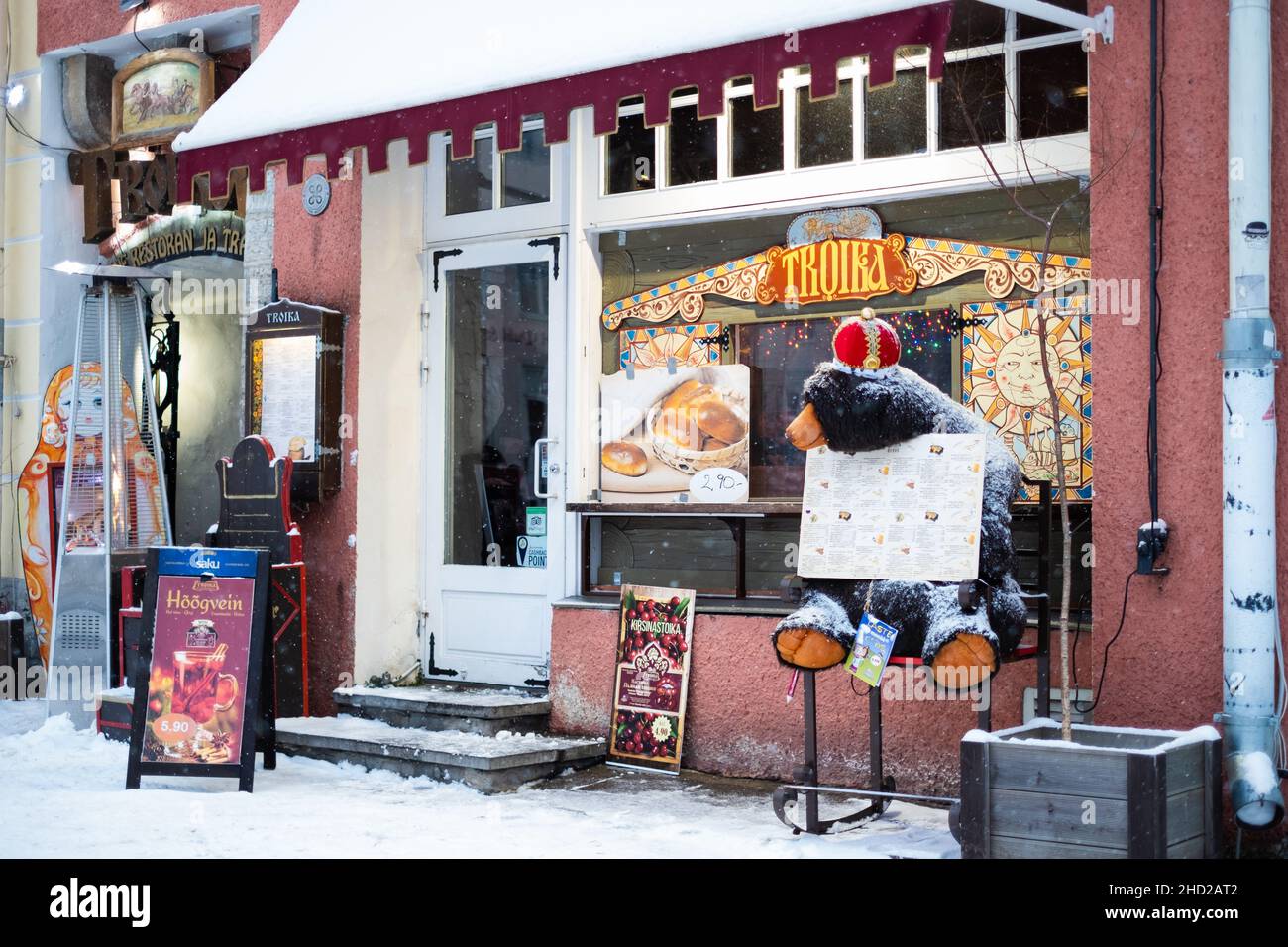 Tallinn, Estonie - 4 décembre 2021 : restaurant populaire de cuisine russe Troïka sur la place de l'hôtel de ville. Banque D'Images