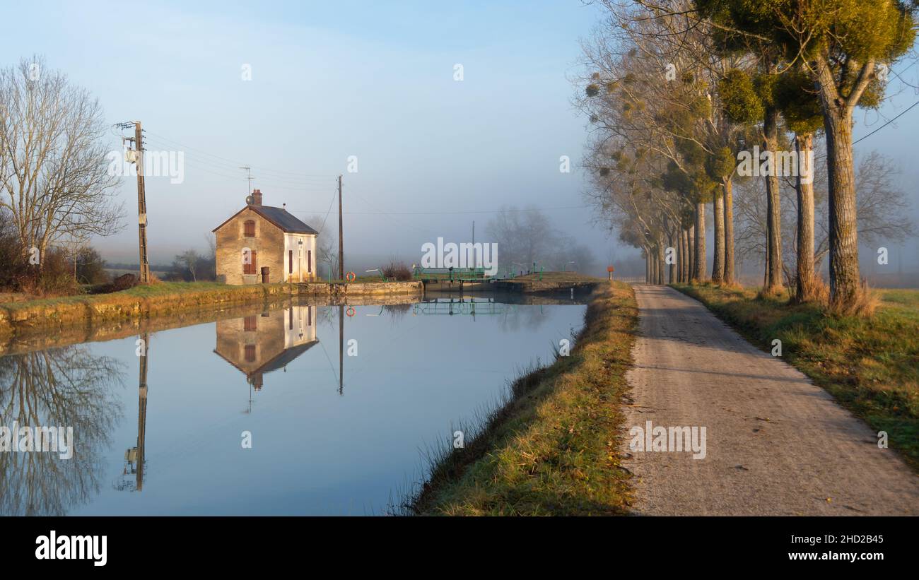 Écluse sur le canal de Bourgogne à Chassey, en France, dans le département de la Côte-d'Or, en Bourgogne Franche-Comté Banque D'Images
