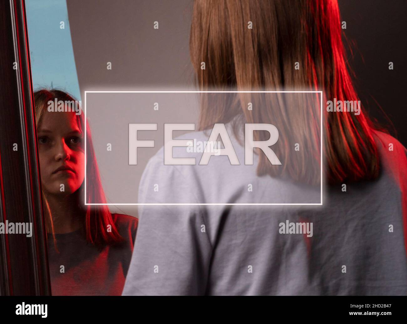 Jeune femme regardant son miroir de réflexion avec chagrin.Malheureux triste personne.Concept psychologique des troubles mentaux et de l'estime de soi. Banque D'Images