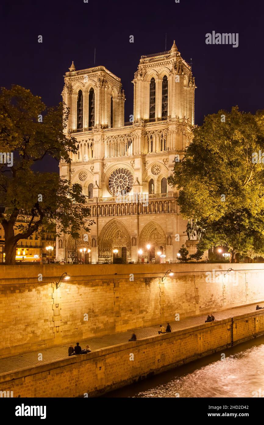 Vue de la nuit de Notre Dame de Paris, France Banque D'Images