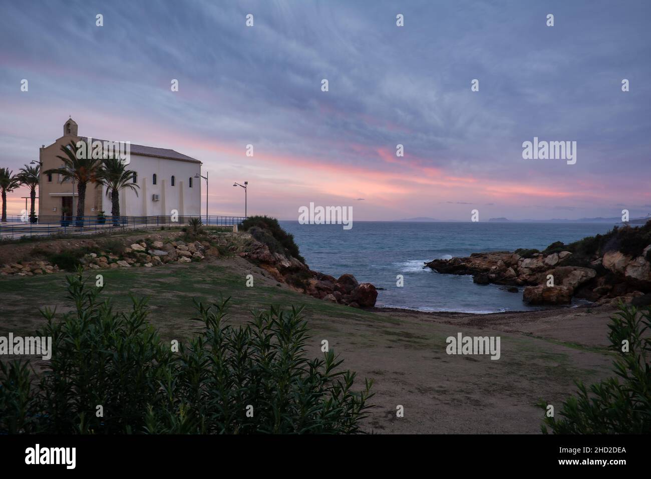 Lever de soleil méditerranéen avec ciel illuminé et parsemé .Ermita (Chapelle) de Nuestra Señora del Carmen.Isla Plana, près de Puerto de Mazarrón, Murcia, Espagne Banque D'Images