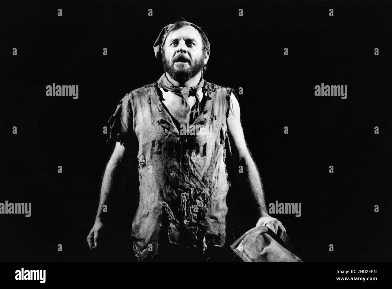 Original London CAST - Colm Wilkinson (Jean Valjean) aux MISERABLES au Barbican Theatre, Londres EC2 08/10/1985 musique: Claude-Michel Schonberg texte: Herbert Kretzmer texte original par Alain Boubil et Jean-Marc NATEL autres documents:James Fenton basé sur le roman de Victor Hugo adapté et réalisé par Trevor Nunn & John Caird Set design: John Napier costumes: Andreane Neofitou éclairage:David Hersey une coproduction de la Royal Shakespeare Company (RSC) et de Cameron Mackintosh transférée au Palace Theatre, Londres W1 04/12/1985-2004 transférée au Queen's Theatre, Londres Banque D'Images