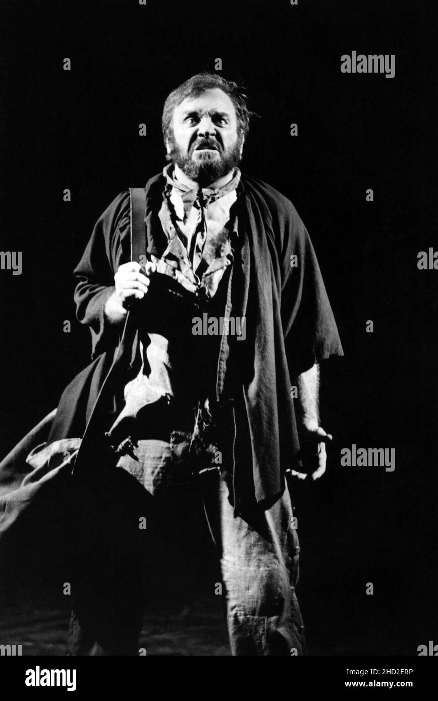 Original London CAST - Colm Wilkinson (Jean Valjean) aux MISERABLES au Barbican Theatre, Londres EC2 08/10/1985 musique: Claude-Michel Schonberg texte: Herbert Kretzmer texte original par Alain Boubil et Jean-Marc NATEL autres documents:James Fenton basé sur le roman de Victor Hugo adapté et réalisé par Trevor Nunn & John Caird Set design: John Napier costumes: Andreane Neofitou éclairage:David Hersey une coproduction de la Royal Shakespeare Company (RSC) et de Cameron Mackintosh transférée au Palace Theatre, Londres W1 04/12/1985-2004 transférée au Queen's Theatre, Londres Banque D'Images