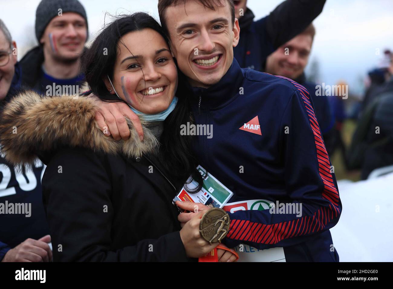 Dublin, Irlande.12th décembre 2021.Fingal scènes émotionnelles comme Yann Schbub célèbre sa médaille d'or d'équipe pour la france avec sa petite amie.Hugh de Paor/SPP crédit: SPP Sport Press photo./Alamy Live News Banque D'Images