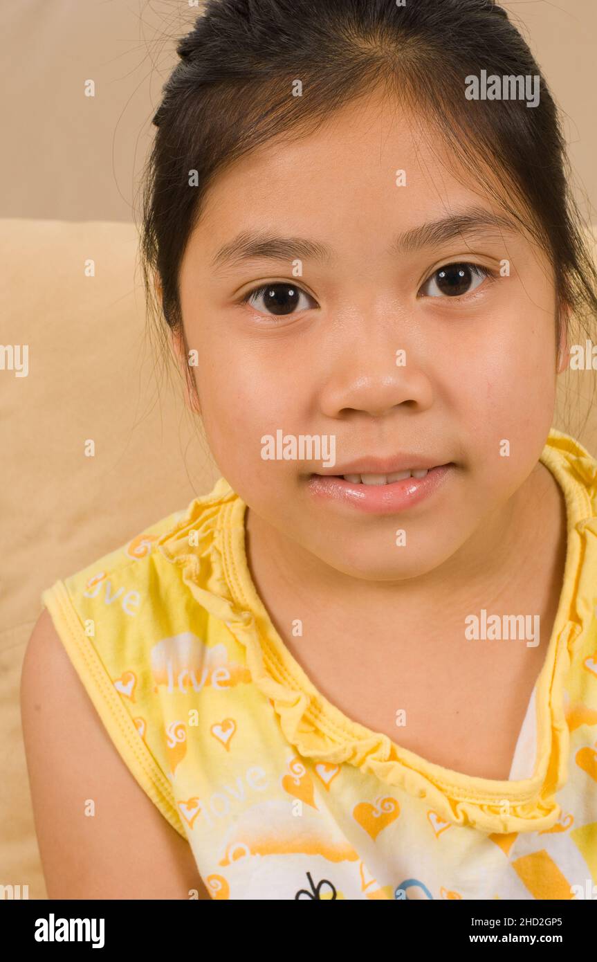 Famille américaine vietnamienne à la maison, portrait de fille de 8 ans Banque D'Images