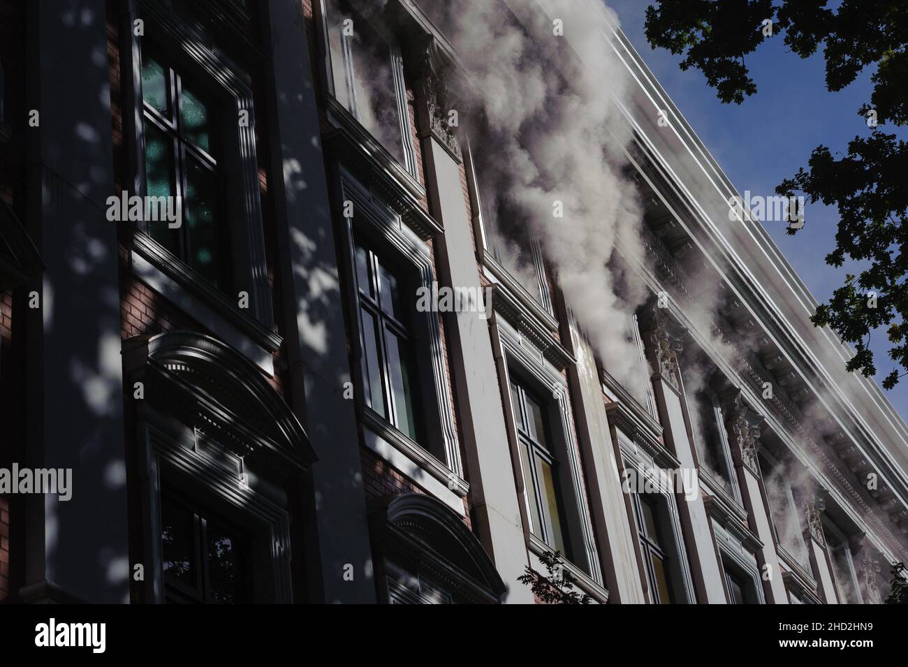 Le Parlement national d'Afrique du Sud couvait après qu'un incendie ait éclaté dans les premières heures du 2 janvier 2022 dans le centre de Cape Town Banque D'Images