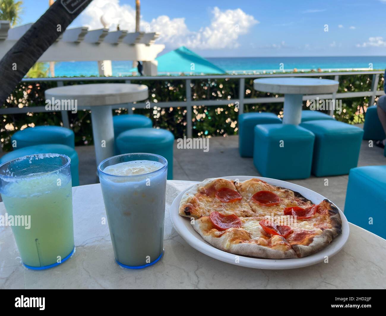 Pina Colada cocktail sur une table au bar.Boisson alcoolisée blanche tropicale en gros plan. Banque D'Images