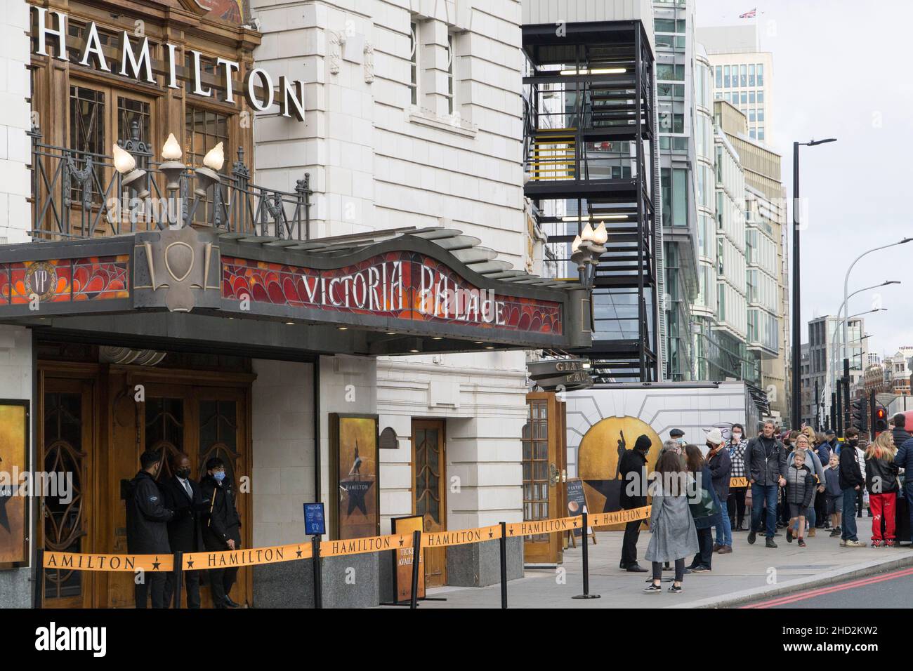 Londres, Royaume-Uni, 2 janvier 2022 : les gens font la queue dans des masques faciaux pour l'entrée à une représentation en matinée de la comédie musicale Hamilton au théâtre Victoria Palace.Le secteur des arts a été très gravement touché par la variante omicron de la pandémie, de nombreux membres de l'auditoire annulant ou retardant.Certains spectacles ont dû être annulés en raison des niveaux élevés d'infection parmi les acteurs et les membres d'équipage.La hausse du taux d'hospitalisations inquiète le fait que le gouvernement pourrait introduire d'autres restrictions en plus des mesures du Plan B mises en place.Anna Watson/Alay Live News Banque D'Images