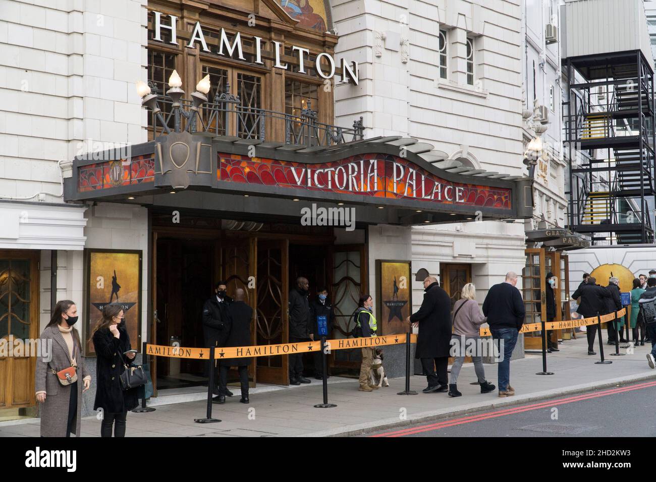 Londres, Royaume-Uni, 2 janvier 2022 : les gens font la queue dans des masques faciaux pour l'entrée à une représentation en matinée de la comédie musicale Hamilton au théâtre Victoria Palace.Le secteur des arts a été très gravement touché par la variante omicron de la pandémie, de nombreux membres de l'auditoire annulant ou retardant.Certains spectacles ont dû être annulés en raison des niveaux élevés d'infection parmi les acteurs et les membres d'équipage.La hausse du taux d'hospitalisations inquiète le fait que le gouvernement pourrait introduire d'autres restrictions en plus des mesures du Plan B mises en place.Anna Watson/Alay Live News Banque D'Images